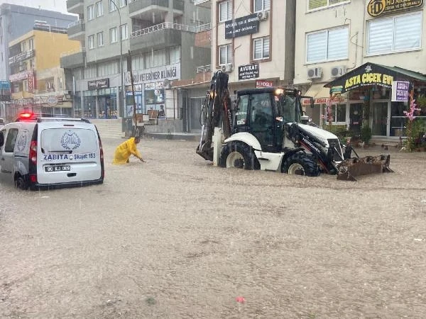 Osmaniye'de sağanak; yollar suyla doldu