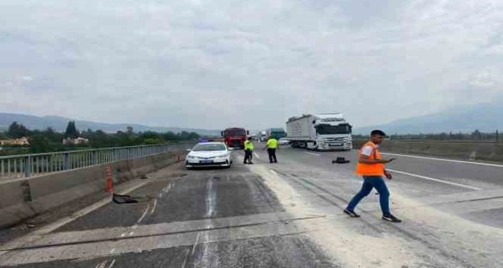 Osmaniye’de dorsesinde pirinç taşıyan tır otoyolda devrildi