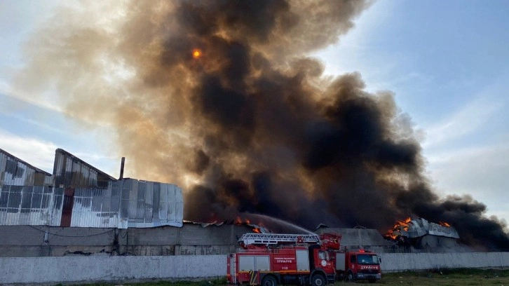 Osmaniye’de geri dönüşüm fabrikasında feci yangın. Ekiplerin müdahalesi ile kontrol altına alındı