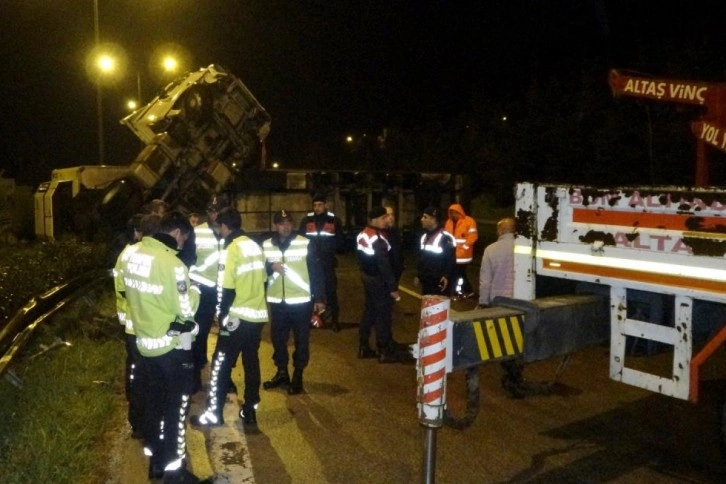 Osmaniye'de otoyolda zincirleme kaza: 3'ü polis 5 yaralı