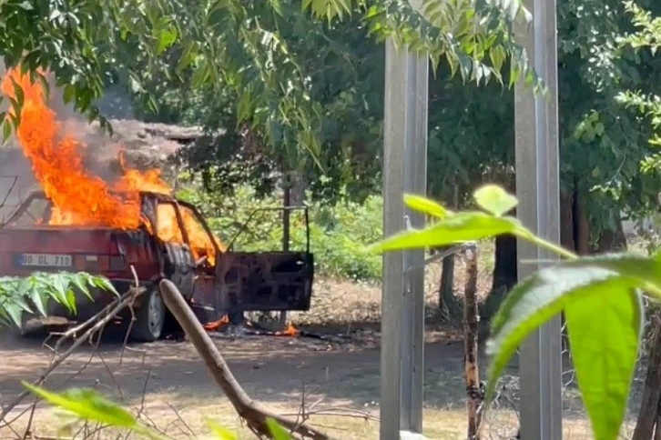 Osmaniye'de park halindeki otomobil alev alev yandı