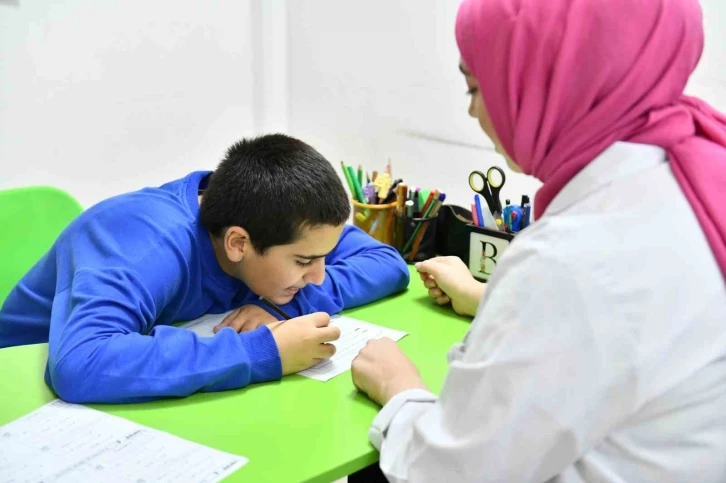 Otizimli genç Esenyurt  Belediyesi Özel Eğitim Merkezi’nde eğitim alarak başarısını ileri seviyeye taşıdı
