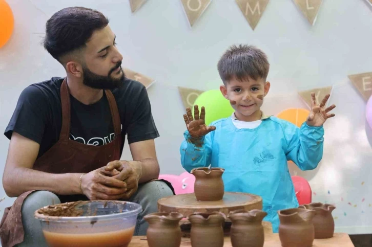 Otizmli çocuklar çömlek yaptı, gönüllerince eğlendi
