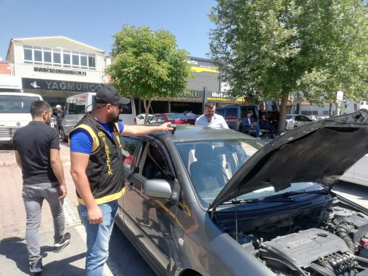 Oto hırsızlık polisleri oto pazarını denetledi
