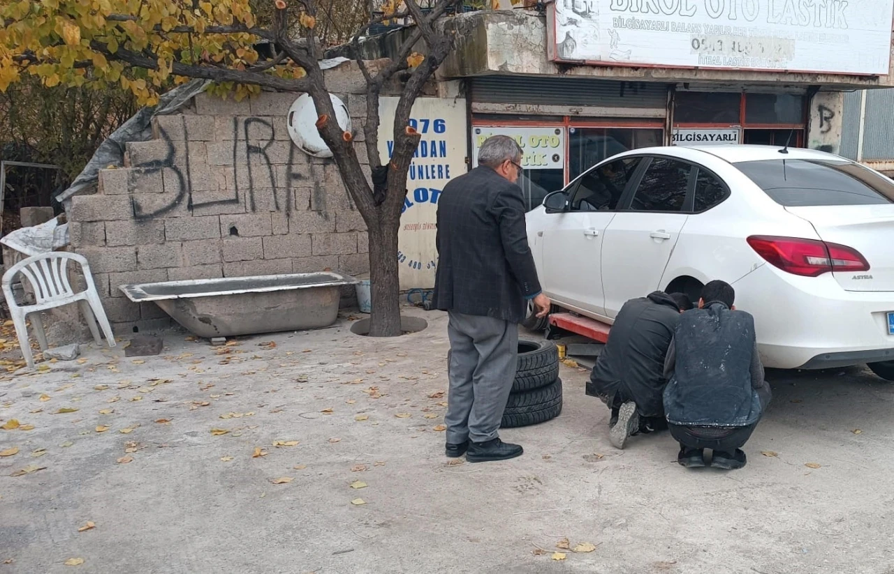 Oto lastikçilerde kış lastiği yoğunluğu
