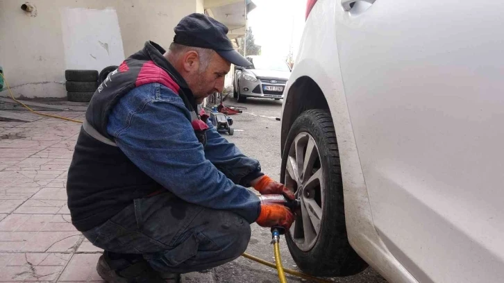 Oto lastikçilerde kış mesaisi yoğunluğu başladı
