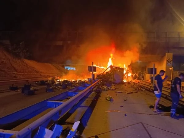 Otoban gişelerinde bariyere çarpan kamyonet yandı, sürücü yaralı