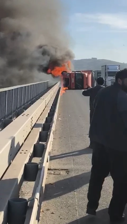 Otobanda kaza yapan tır alevlere teslim oldu
