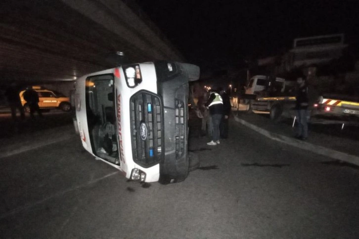 Otobüsle çarpışan ambulans yan yattı: 3 yaralı