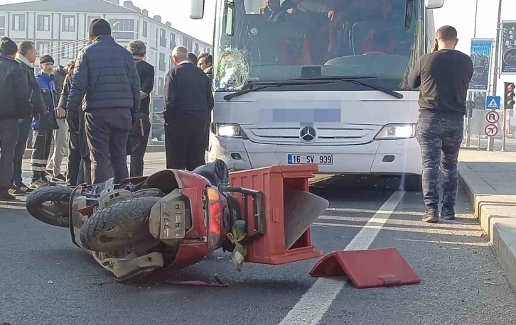 Otobüsle motosiklet çarpıştı 1 yaralı
