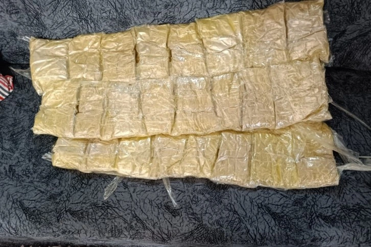 Otobüsteki 2 yolcunun üzerinden 10 kilogram eroin çıktı