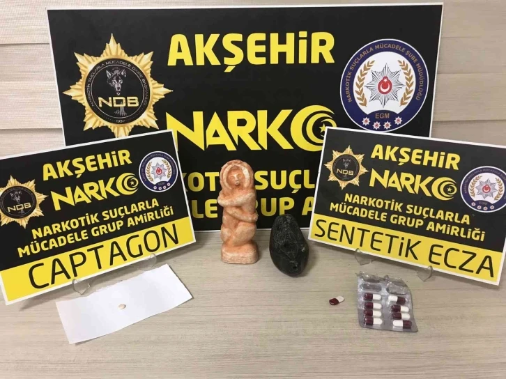 Otobüsteki yolcunun üzerinden uyuşturucu hap ve heykel çıktı
