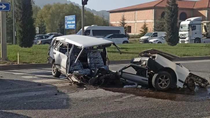 Otobüsün çarptığı otomobil ikiye bölündü; 2 yaralı