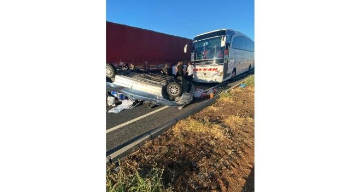 Otobüsün önüne kırdı, takla atarak sürüklendi: 4 yaralı