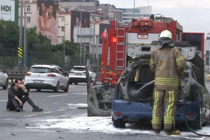 Otomobil alev alev yandı, sahibi yanan aracını gözyaşları içerisinde izledi