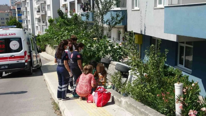 Otomobil apartman boşluğuna düştü: 4 yaralı
