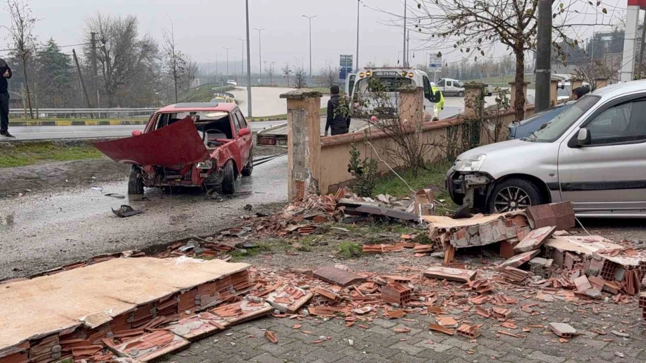 Otomobil bahçe duvarını yıktı: 5 yaralı
