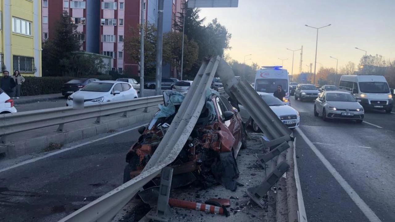 Otomobil bariyerlere ok gibi saplandı, yara almadan kurtuldu