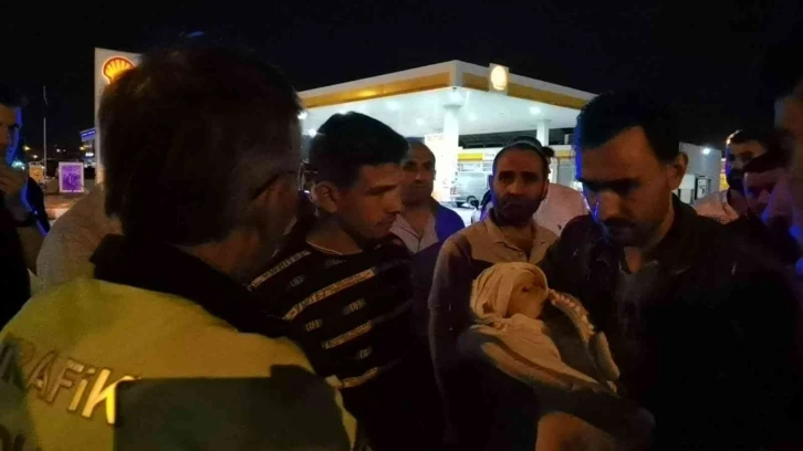 Otomobil bisiklete çarptı, 4 kişi yaralandı: 3 aylık bebek kazadan yara almadan kurtuldu
