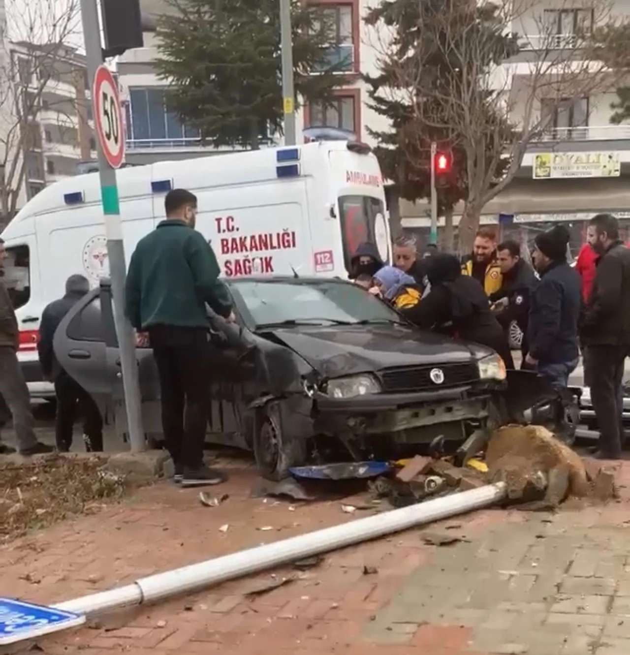 Otomobil direğe çarptı, sürücü araçta sıkıştı
