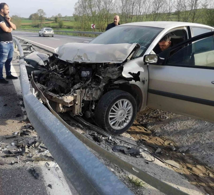 Otomobil duble yolda kontrolden çıkarak bariyerlere çarptı: 1 yaralı
