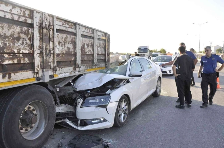 Otomobil duran çekiciye arkadan çarptı: 4 yaralı
