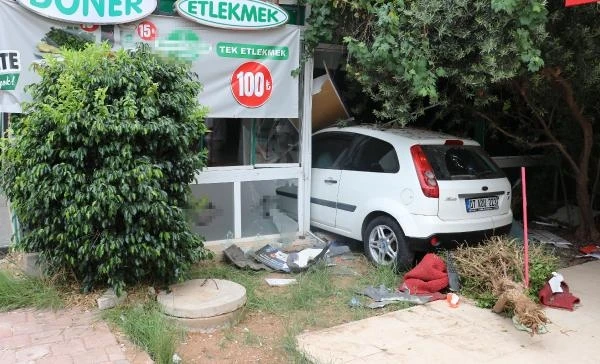 Otomobil eczanenin camekanına çarptıktan sonra restorana girdi; kaza anı kamerada