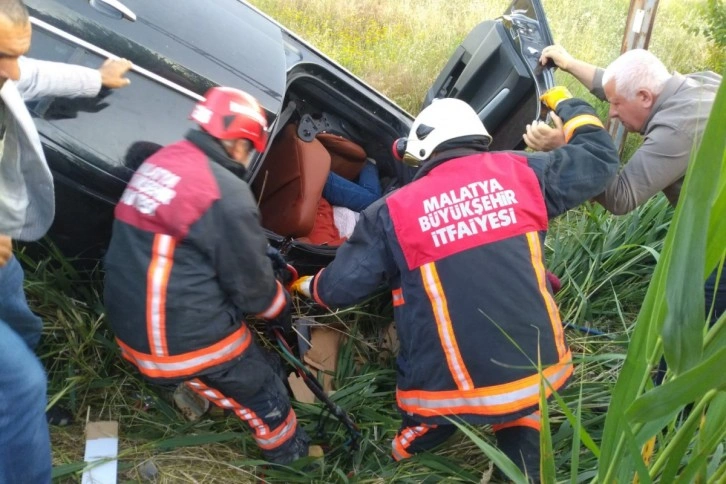 Otomobil elektrik direğine çarptı: 1 ölü, 4 yaralı