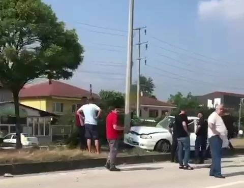 Otomobil elektrik direğine çarptı: 2 yaralı
