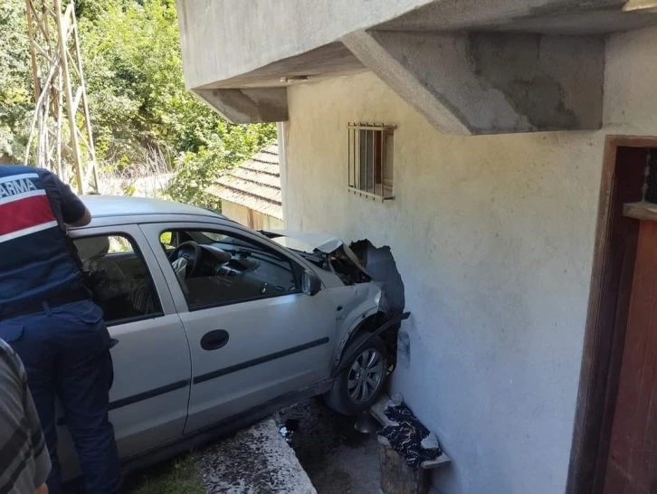 Otomobil evin duvarına çarptı: 4 yaralı
