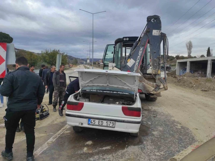 Otomobil geri manevra yapan iş makinesine çarptı: 2 yaralı
