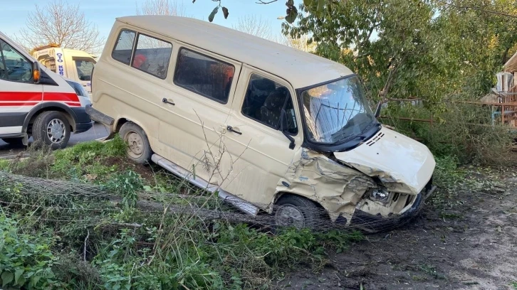 Otomobil ile çarpışan minibüs evin bahçesine girdi: 1 yaralı
