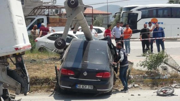 Otomobil ile çarpışan motosikletin sürücüsü öldü, çocuğu yaralı