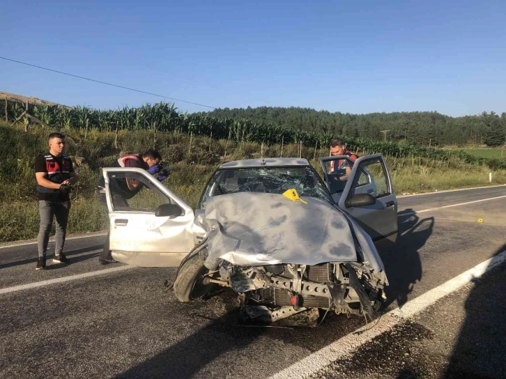 Otomobil ile hafif ticari araç çarpıştı, araçtan fırlayan yolcu öldü
