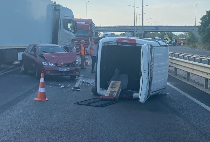 Otomobil ile hafif ticari araç kafa kafaya çarpıştı: 2’si çocuk 7 yaralı
