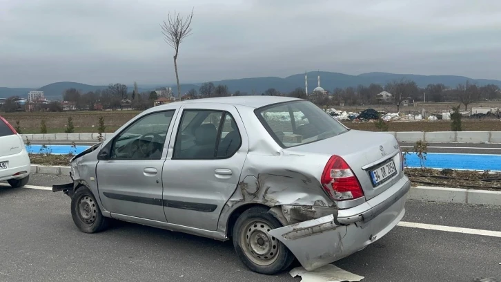 Otomobil ile tırın çarpıştığı kazada şans eseri yaralanan olmadı
