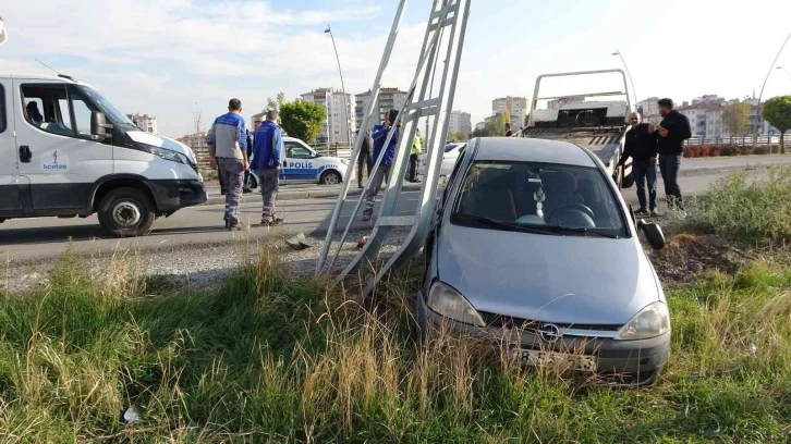 Otomobil, kaldırımda yürüyen yaşlı çifte çarptı: 1 ölü, 2 yaralı
