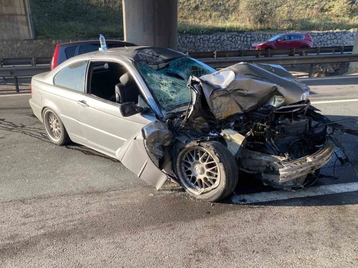 Otomobil, maden suyu yüklü tıra çarptı: 1’i ağır 3 yaralı
