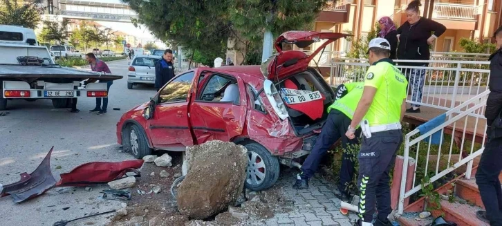 Otomobil, park halindeki otomobilin üzerine uçtu
