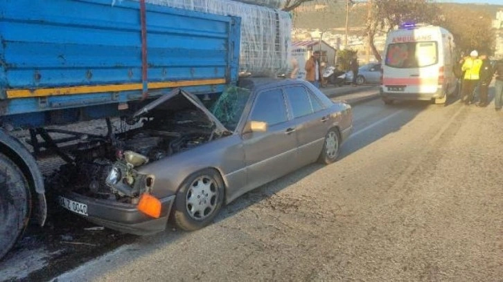 Otomobil, sürücüsü güneşliği indirdiği sırada TIR'a çarptı