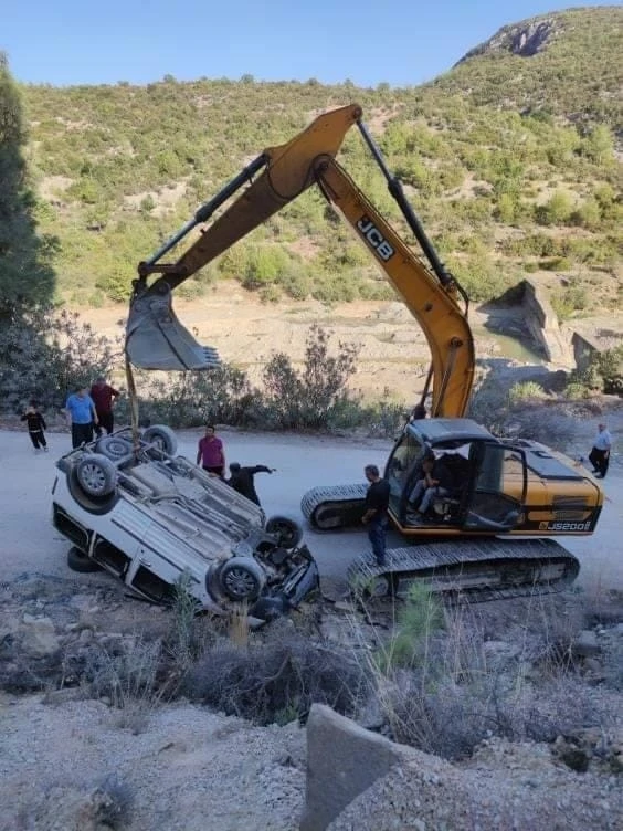 Otomobil uçtuğu şarampolden iş makinası ile çıkarıldı
