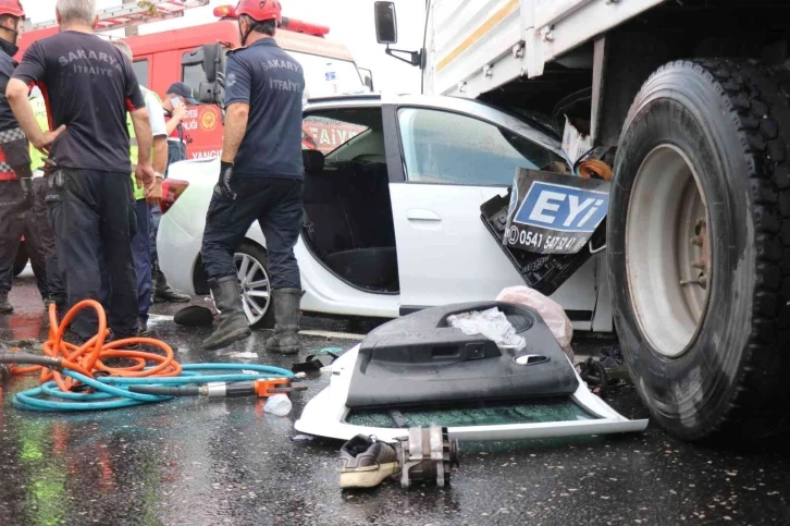 Otomobil, yan dönen kamyona ok gibi saplandı: 1 ölü 4 yaralı
