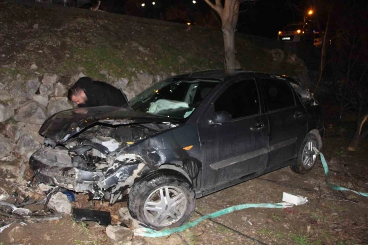 Otomobil yoldan bahçeye düştü, hamile sürücü ölümden döndü
