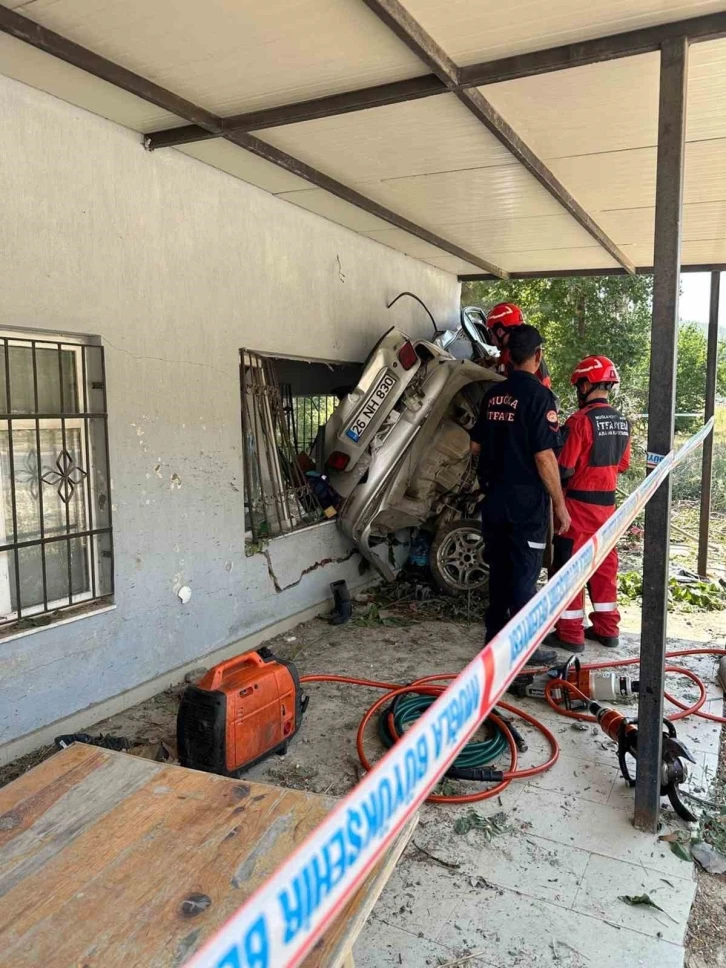 Otomobil yoldan çıktı, sürücü öldü
