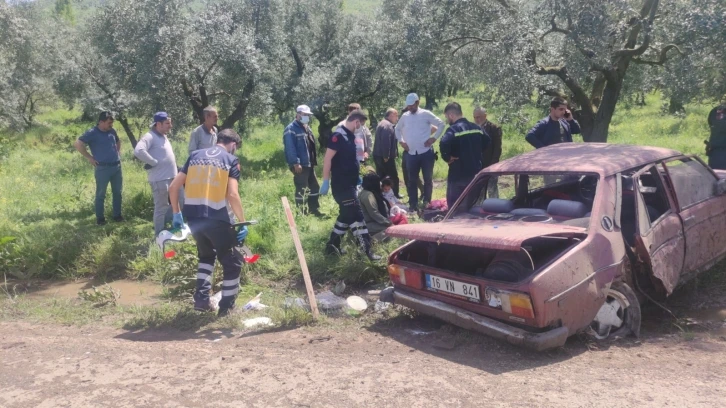 Otomobil zeytinliğe daldı: 2’si çocuk 4 yaralı
