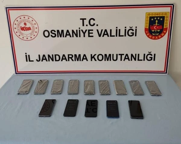 Otomobilde 14 kaçak cep telefonu ele geçirildi