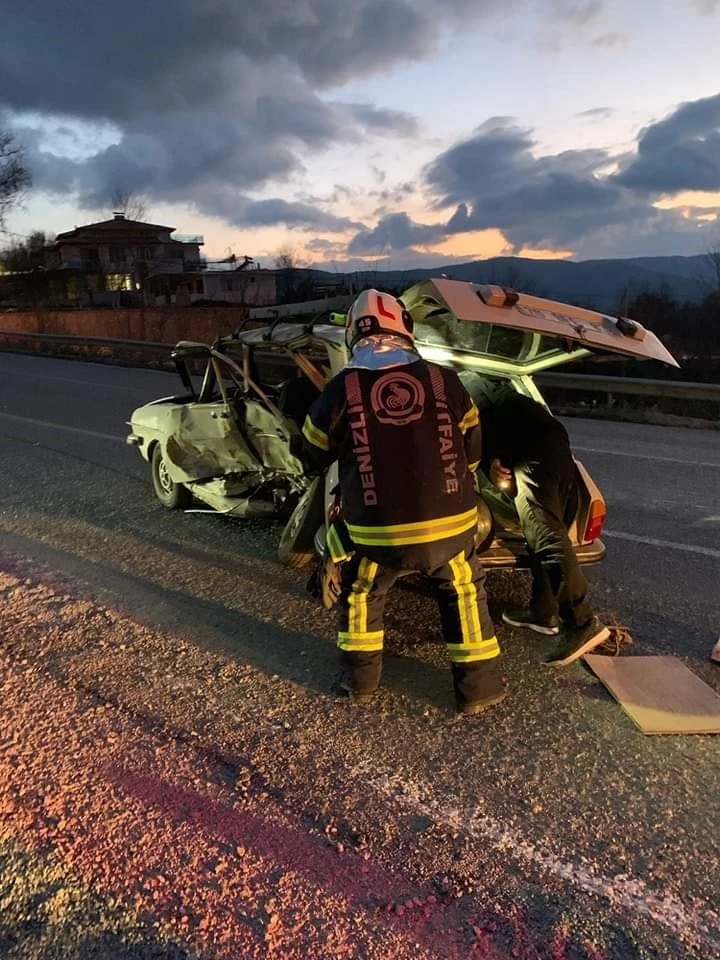 Otomobilde sıkışan iki yaralıyı itfaiye kurtardı
