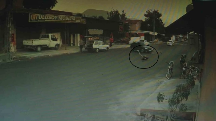 Otomobile ok gibi saplanan motosikletin sürücüsünün havaya uçtuğu feci kaza kamerada
