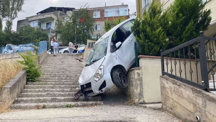 Otomobili ile merdivenlerden inen sürücü, kazayı yara almadan atlattı
