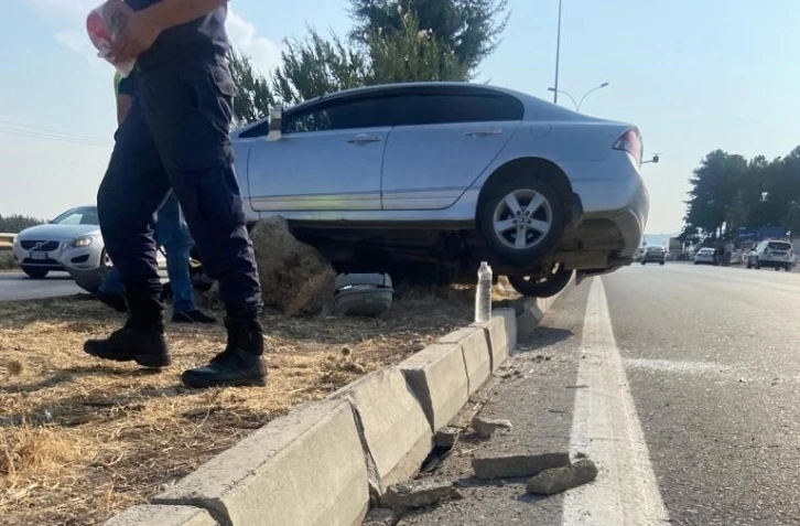 Otomobilin çarptığı elektrik direği başka bir otomobilin üzerine devrildi: 5 yaralı
